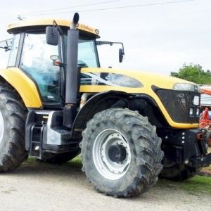 foto 215HP tractor+front Challenger MT635